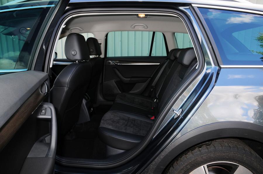  Skoda Octavia Scout 2014 года  (UK) (фото 10 из 12)